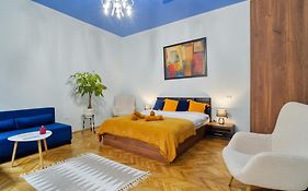 2 Bedroom Oldtown Mountain View Apartment With Private Terrace And High Ceilings Rooms